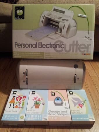Cricut Electronic Cutting Machine + 4 cartrigdes - $185 1
