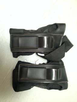 Practically New Women's Rollerblades (size 8) + wrist guards - $60 OBO 2