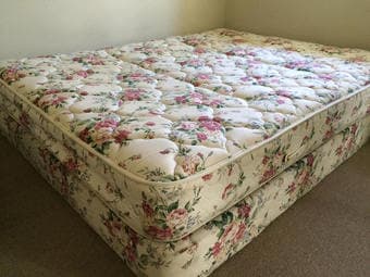 Free queen size bed - good conditions - reply to oliveirajhm@gmail.com 1