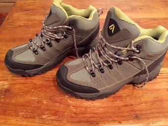BRAND NEW HIKING BOOTS - size 8.5 ($70) 1