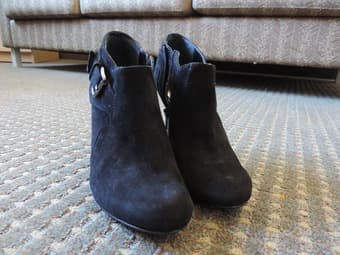 BRAND NEW ANKLE BOOT - size 5.5 / 6 2
