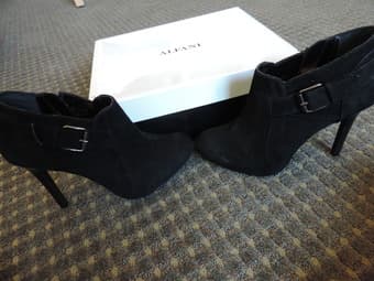 BRAND NEW ANKLE BOOT - size 5.5 / 6 4