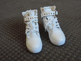 BRAND NEW – WHITE ANKLE BOOT 2