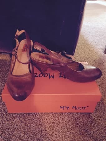 TAKE A LOOK: Selling some nice shoes, clothing, & handbags 4