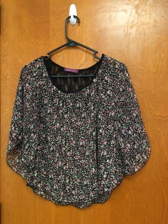 Lots of women's clothing for sale! Mostly <$10 4
