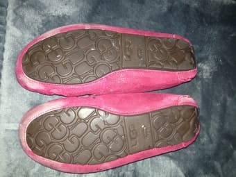 Women's size 8. Authentic Uggs slippers. $10 2