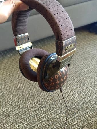 Headphones, laptop bag, clothes, etc.! 1