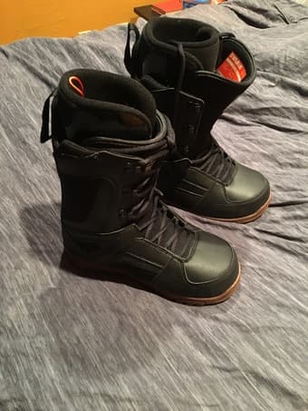 Selling brand new snowboard boots! Men's Sz 10 2