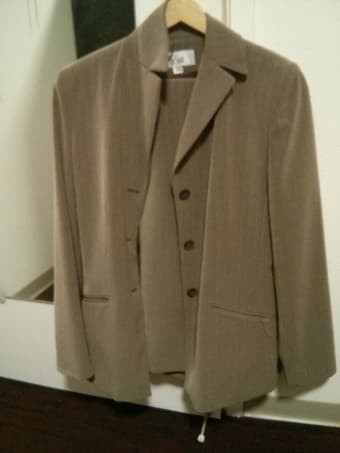Women's business/work suit (Size 4-8) 1