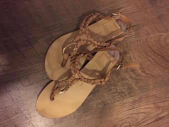 Pour la Victoire Christelle Metal-Tip Pump size 7 &  Dolce Vita sanda 4