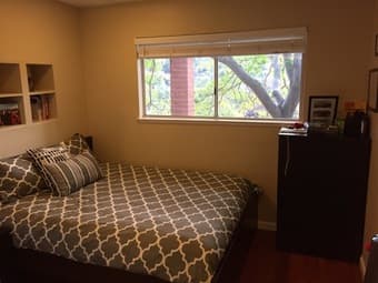 [now] Room with private BA in a beautiful 5BR house, 8m away ($1600) 3