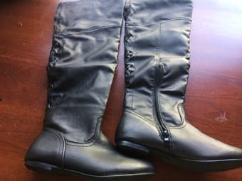 4 pairs of Shoes size 7, 5 dollars for all of them 2