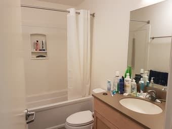 SUBLET: Room in 2-bedroom apartment in on-campus building for 3 weeks 4