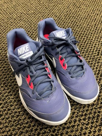 Women's tennis shoes in size 6.5 for $30 1