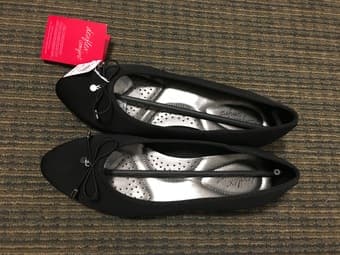 *Brand New* women's wedge shoe (size 9W) 2