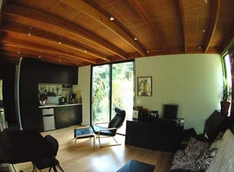 Independent furnished studio with large yard 5 min from campus 1