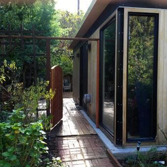 Independent furnished studio with large yard 5 min from campus 2