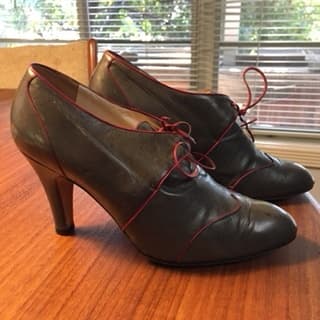 Women's ankle boots: size 6, grey leather w/ raspberry leather piping 2