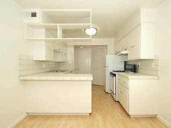 (Dec-15 - April-15) Room with private bathroom, 1.5 miles to campus 3