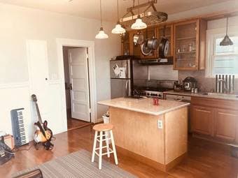 AVAILABLE NOW - Private Room in 3bd/1ba in SOMA SF 1