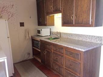 FURNISHED STUDIO IN LOS ALTOS HILLS (400ft2) 2