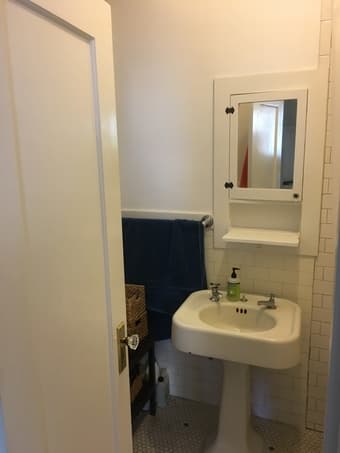 AVAILABLE NOW: Sunny studio available downtown PA: 25 Mar - 8 Apr 4