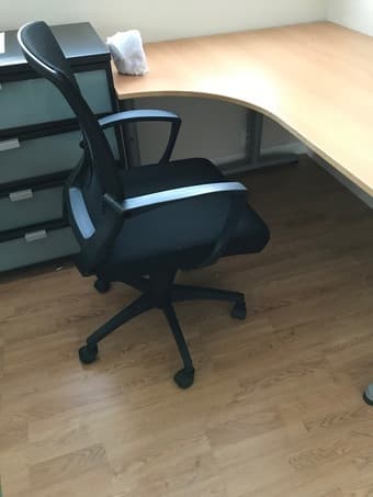 Free desk. Must pick up today before 7 pm 2