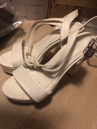 very beautifulwhite high heels 1