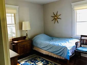 Whole unit,1 bdr, kitchen, living room, 20 min walk to campus 3