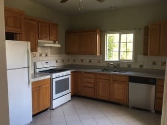 East Palo Alto studio, large kitchen, includes internet & utilities 3