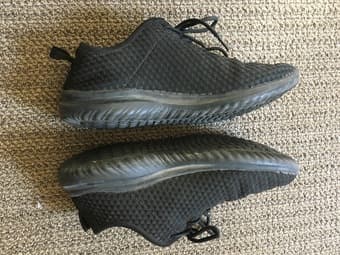 Women’s tennis shoes / sneakers, black, size 9 1