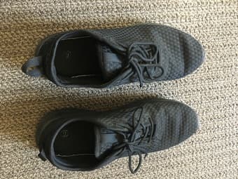 Women’s tennis shoes / sneakers, black, size 9 2