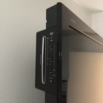 32-Inch Sharp Aquos TV/DVD Combo Unit 2