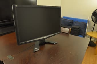 23" LCD monitor + desk mount 1