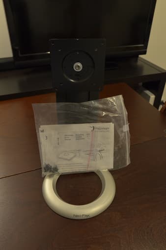 23" LCD monitor + desk mount 3