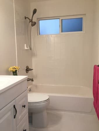 2br 1 ba - 750ft2 –TOTALLY REMODELED GEM: fenced rear yard 2