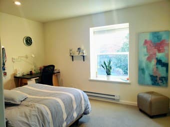 Master bdrm in Prime PA location: 1 block to Stanford, Caltrain, CAave 3