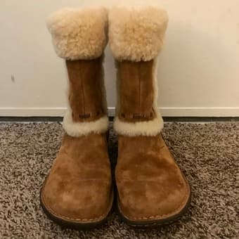 UGG Women Boots, size 7 (US) 2