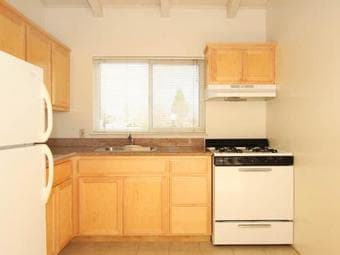Quiet, light-filled studio with easy access to Cal Ave and Stanford! 3
