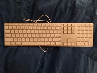 Apple Wired Keyboard with Numeric Keypad 1
