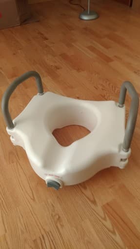 Free: walker and raised toilet seat for people with mobility problems 2