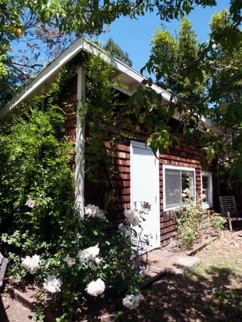 Amazing studio cottage 1 block from campus! Available April 2
