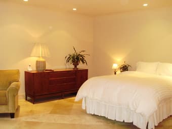 Spotless Studio Apt. 8 min bike from Campus  Avail June 7 1