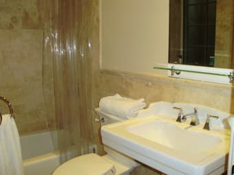 Spotless Studio Apt. 8 min bike from Campus  Avail June 7 3