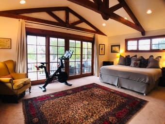 Beautiful Passdown House | 4BR + 3BA, 12-min bike ride to campus 2