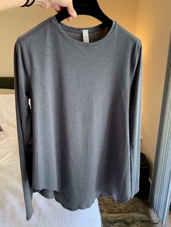 NEW women's sz 2 lululemon stylish gray longsleeve 1