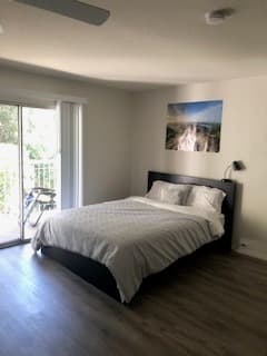 Spacious studio renovated and furnished walk to Mountain View Caltrain 1