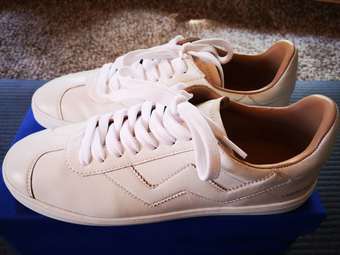 Stuart Weitzman – DARYL SNEAKER (white color) – 99% new 2