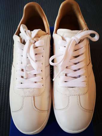 Stuart Weitzman – DARYL SNEAKER (white color) – 99% new 3