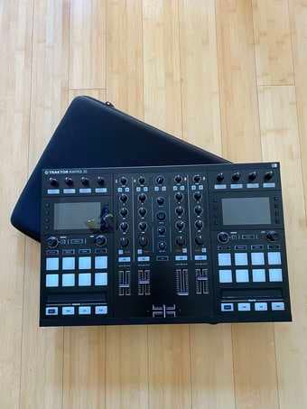 Native Instruments Traktor S5 with Case - Like New 1